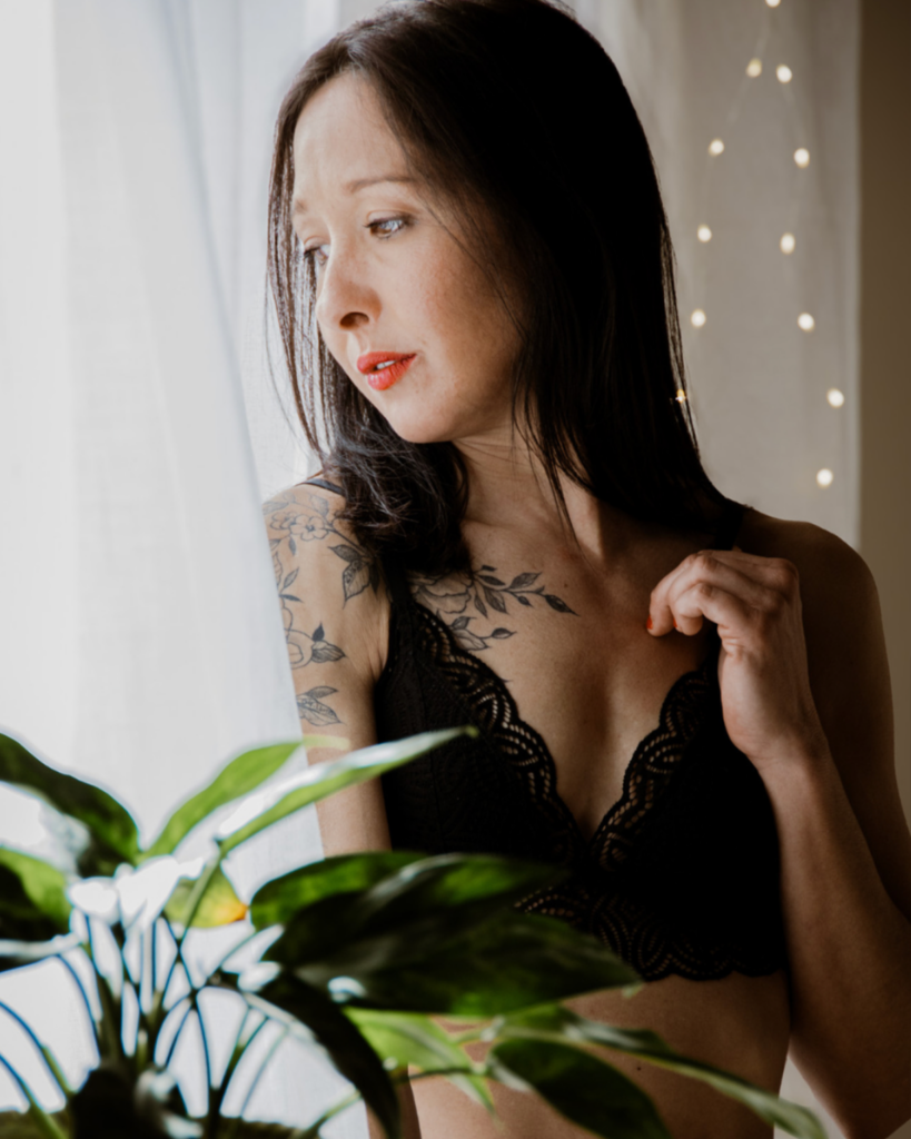 Photographie boudoir élégante et respectueuse, réalisée dans le Tarn