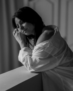 Photo boudoir intimiste en clair-obscur mettant en valeur le corps avec délicatesse