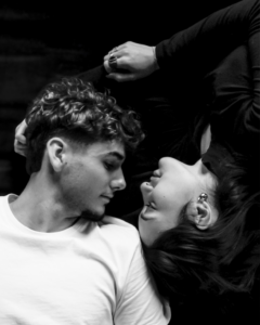 Portrait intimiste d'un couple en noir et blanc - De l’œil de Bey