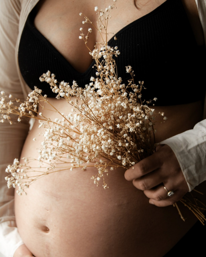 Photo artistique de grossesse prise à domicile dans le Tarn