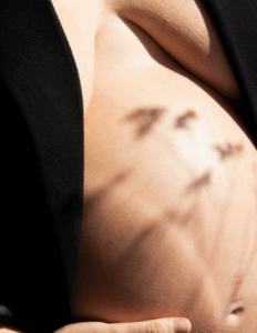 Photo artistique de grossesse prise à domicile dans le Tarn