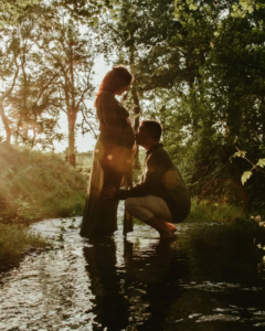 Photo artistique de grossesse prise en extérieur en couple