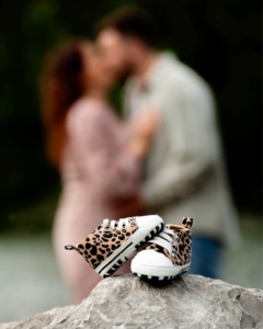 Photo artistique de grossesse prise en extérieur en couple