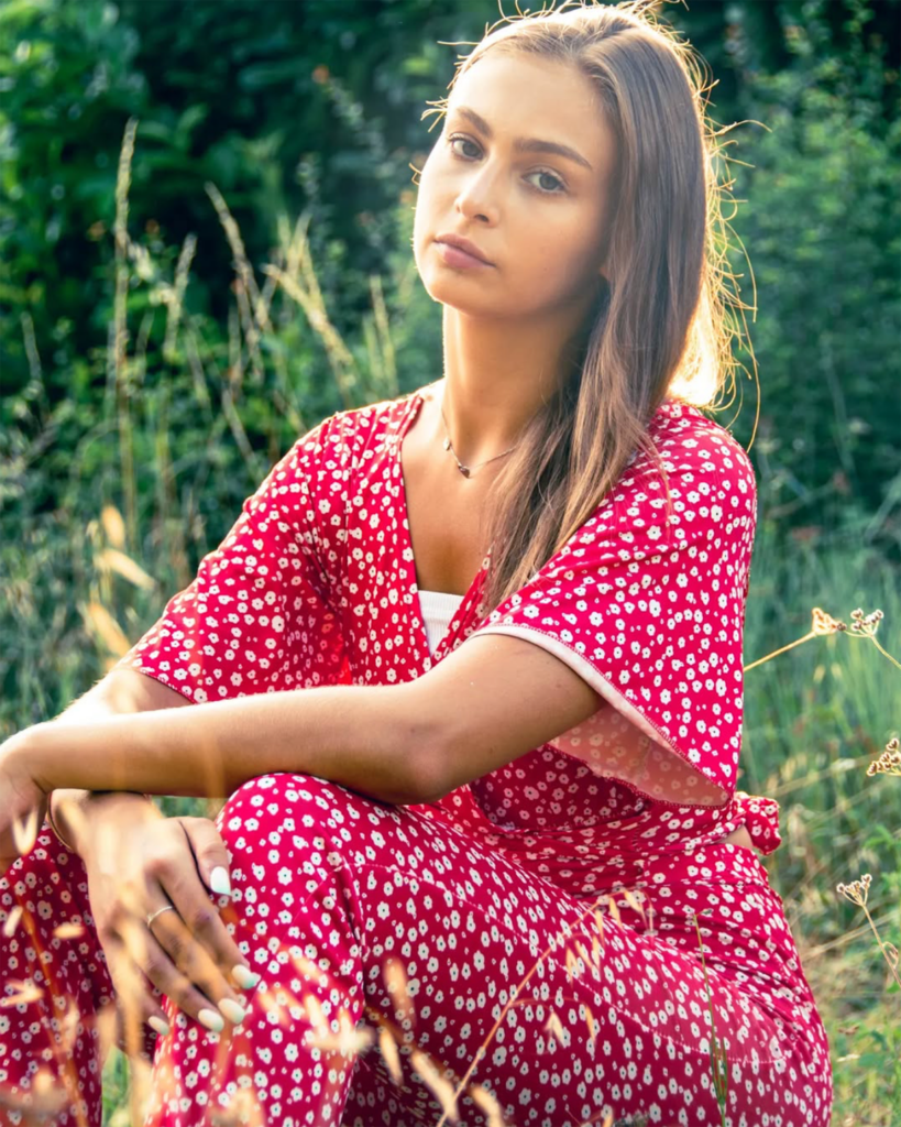 Portrait artistique d'une femme dans les champs — De l’œil de Bey
