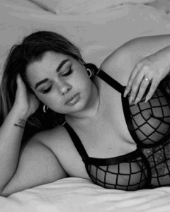 Photo boudoir intimiste en clair-obscur mettant en valeur le corps avec délicatesse