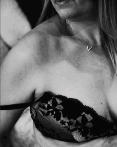 Photo boudoir intimiste en clair-obscur mettant en valeur le corps avec délicatesse