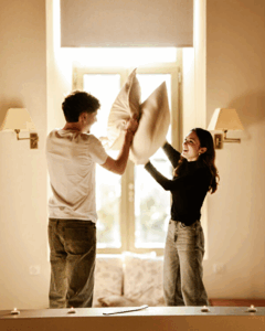 Portrait d'un couple en pleine bataille de coussins - De l’œil de Bey