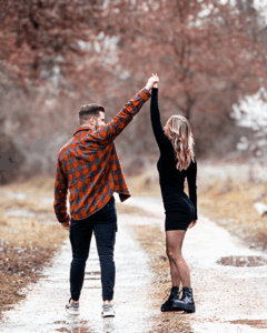 Photographie artistique d'un couple en extérieur en automne