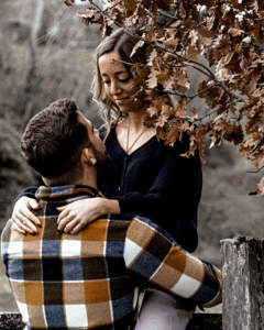 Photographie artistique d'un couple en extérieur en automne