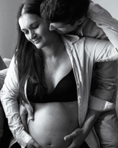 Photo artistique de grossesse en couple prise à domicile dans le Tarn