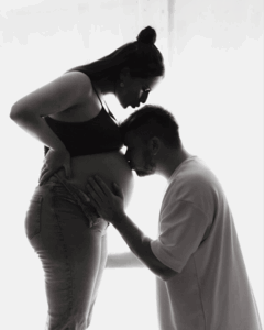 Photo artistique de grossesse en couple prise à domicile dans le Tarn