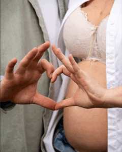 Photo artistique de grossesse en couple prise dans le Tarn