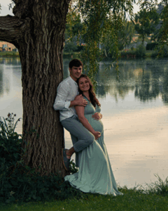 Photo artistique de grossesse prise en extérieur dans le Tarn