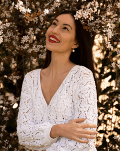 Portrait artistique fleuri d'une femme en extérieur