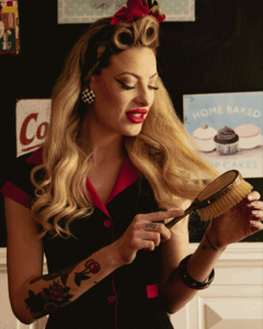 Portrait artistique d’une femme au style des années 40 — De l’œil de Bey