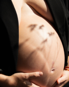 Photo artistique de grossesse prise à domicile dans le Tarn